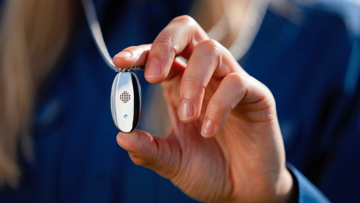 
        Meta veut devenir votre mémoire : après les lunettes, le groupe de Zuckerberg travaillerait sur un pendentif connecté qui écoute les conversations
    