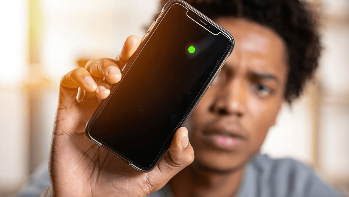 
        Que signifie le point vert qui apparait parfois en haut de votre iPhone ?
    
