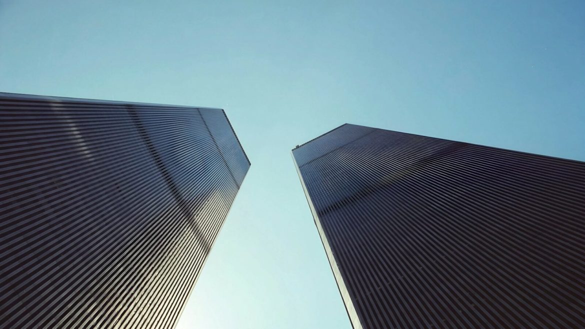 
        Pour les 25 ans du 11 septembre, des milliers de drones recréent les tours jumelles dans le ciel de New York : un hommage à l’attentat qui a bouleversé le monde en 2001
    