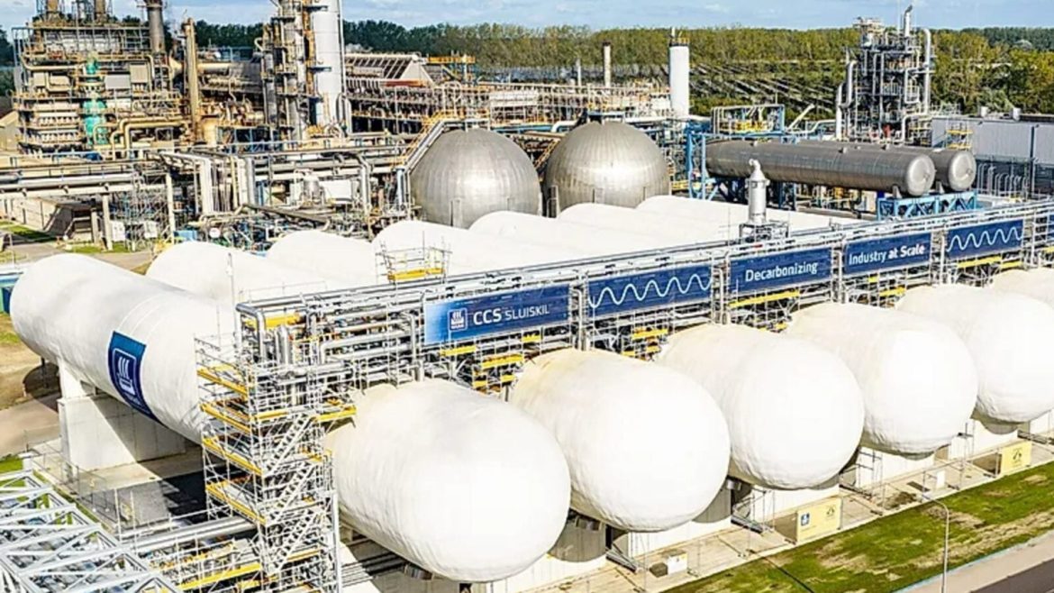
        La plus grande installation de captage de CO2 d’Europe vient d’ouvrir à 332 km de Paris, avec une capacité de 800 000 tonnes par an
    